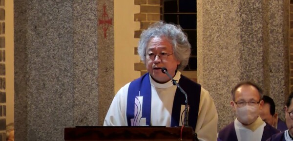 19일 전북 전주 전동성당에서 열린 천주교정의구현전국사제단 주최 '오염된 바다, 흔들리는 민주주의를 우려하는 월요시국기도회'에서 김인국 신부가 강론하고 있다. 2024.2.19. 천주교정의구현전국사제단 유튜브 채널 갈무리