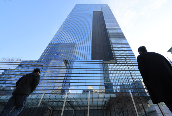 삼성전자가 작년 4분기 및 연간 확정 실적을 발표한 31일 오전 서울 삼성전자 서초사옥 모습.삼성전자가 작년 4분기 반도체 사업에서 2조원이 넘는 적자를 내며 연간 반도체 적자 규모가 15조원에 육박했다. 다만 메모리 업황이 회복세에 접어들며 D램이 1년 만에 흑자 전환에 성공했고 전 분기 대비 반도체 적자 폭은 1조5천억원 이상 줄었다. 삼성전자는 연결 기준 작년 한 해 영업이익이 6조5천670억원으로 전년보다 84.86% 감소한 것으로 잠정 집계됐다고 이날 공시했다. 2024. 01. 31. 연합뉴스