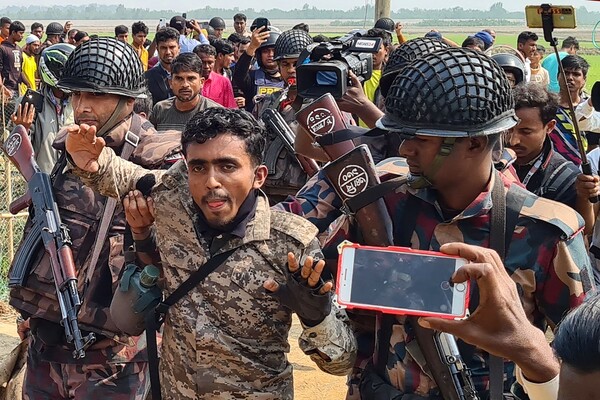 6일(현지시간) 방글라데시의 콕스바자르 우키야에서 국경수비대(BGB) 대원들이 미얀마 국경수비대 경찰(BGP)을 어디론가 데려가고 있다. 이 미얀마 경찰은 양국 접경지인 우키야로 도망쳐온 것으로 알려졌다. 2024.02.06. AFP 연합뉴스