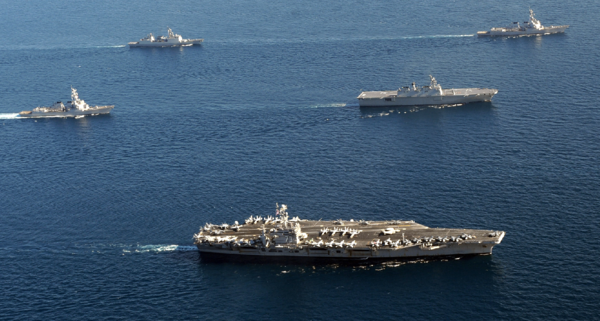 지난 2010년 동해에서 열린 한미연합훈련에서 미국 항공모함 조지 워싱턴호(9만7천t급)와 한국 대형수송함 독도함 등 함정들이 대열을 형성, 기동하고 있는 모습. 연합뉴스.