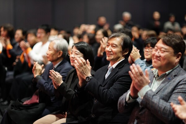 조국 전 법무장관이 18일 노무현시민센터에서 열린 사회민주당 창당보고대회에서 박수를 치고 있다. 2024.2.18 [가칭 조국신당 제공. 재판매 및 DB금지] 연합뉴스