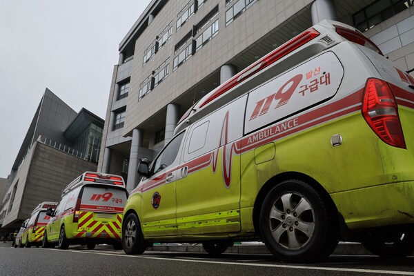 22일 서울 한 대학병원 응급진료센터 앞에 구급차가 줄지어 대기하고 있다. 이날 보건복지부에 따르면 전날 오후 10시 기준 주요 100개 수련병원을 점검(47곳 현장점검·53곳 서면보고)한 결과 소속 전공의의 74.4%인 9천275명이 사직서를 제출했다. 전날 집계 때보다 459명이 늘었다. 2024.2.22. 연합뉴스