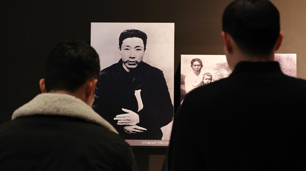 제104주년 삼일절을 앞두고 휴일인 26일 천안 독립기념관을 찾은 시민들이 안중근 의사의 관련 자료를 살펴보고 있다. 2023.2.26. 연합뉴스