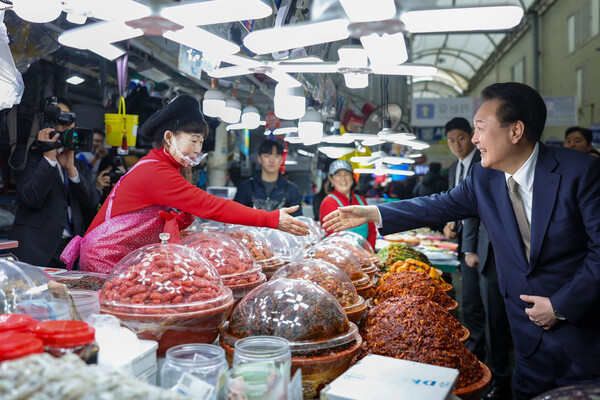 윤석열 대통령이 22일 경남 창원시 마산합포구 마산어시장을 찾아 상인들과 인사하고 있다. 2024.2.22 [대통령실 제공. 재판매 및 DB 금지] 연합뉴스