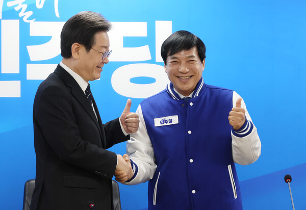 더불어민주당 이재명 대표가 23일 서울 여의도 중앙당사에서 열린 인재영입식에서 이성윤 전 서울고등검찰청 검사장에게 당 점퍼를 선물한 뒤 악수하고 있다. 2024.2.23. 연합뉴스