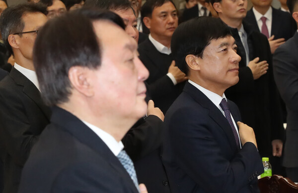 2020년 2월 10일 당시 윤석열 검찰총장과 이성윤 서울중앙지검장이 서울 서초구 대검찰청에서 열린 전국 지검장 및 선거 담당 부장검사 회의에서 국기에 경례하고 있다. 2020.2.10. 연합뉴스