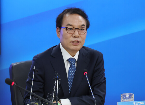 23일 서울 여의도 더불어민주당 중앙당사에서 열린 인재영입식에서 정한중 한국외국어대학교 법학전문대학원 교수가 인사말을 하고 있다. 2024.2.23. 연합뉴스