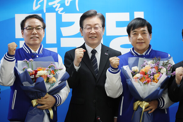 더불어민주당 이재명 대표가 23일 서울 여의도 중앙당사에서 열린 인재영입식에서 이성윤 전 서울고등검찰청 검사장, 정한중 한국외국어대학교 법학전문대학원 교수와 기념촬영을 하고 있다. 2024.2.23. 연합뉴스