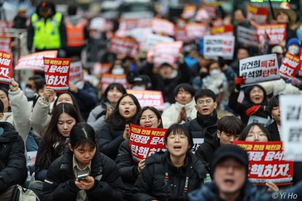 24일 서울 중구 시청역 앞에서 열린 78차 촛불대행진에 참가한 시민들이 구호를 외치고 있다. 2024.2.2.4. 사진 이호 작가