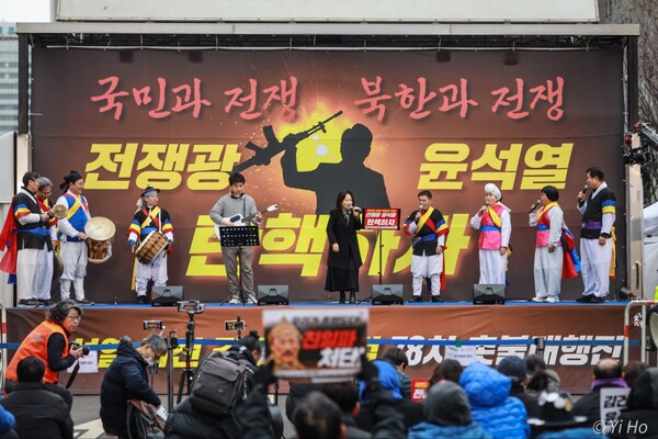 소리꾼 유주현 씨(왼쪽에서 여섯 번째)와 기타리스트 강성우씨(왼쪽에서 다섯 번째), 촛불풍물단이 24일 78차 촛불대행진에서 공연을 하고 있다. 2024.2.24. 사진 이호 작가