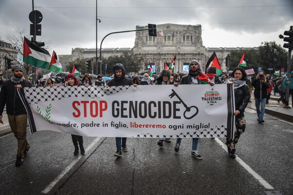 이탈리아 밀라노의 센트럴 스테이션 외곽에서 시민들이 팔레스타인 지지 시위를 벌이고 있다. 펼침막에는 "제노사이드를 중단하라"고 씌어 있다.  2024. 02. 24 [EPA=연합뉴스]