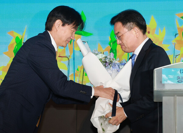 가칭 '조국신당' 인재영입위원장을 맡은 조국 전 법무부 장관이 25일 오전 서울 동작구의 한 영화관에서 열린 '조국신당 창당준비위원회 인재영입 발표식'에서 1호 영입인사로 선정된 신장식 변호사에게 꽃다발을 주고 있다. 2024.2.25. 연합뉴스