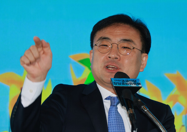 25일 오전 서울 동작구의 한 영화관에서 열린 '조국신당 창당준비위원회 인재영입 발표식'에서 1호 영입인사로 선정된 신장식 변호사가 발언하고 있다. 2024.2.25. 연합뉴스