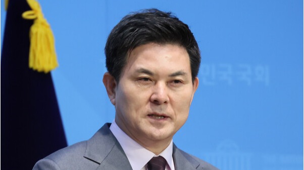 국민의힘 김태호 의원이 8일 국회 소통관에서 당의 경남 양산을 출마 요청에 대한 입장을 밝히고 있다. 김 의원은 이날 "낙동강 벨트를 총선 승리의 교두보로 만들어달라는 당의 간곡한 요청을 겸허히 받아들이겠다"고 밝혔다. 2024.2.8. 연합뉴스