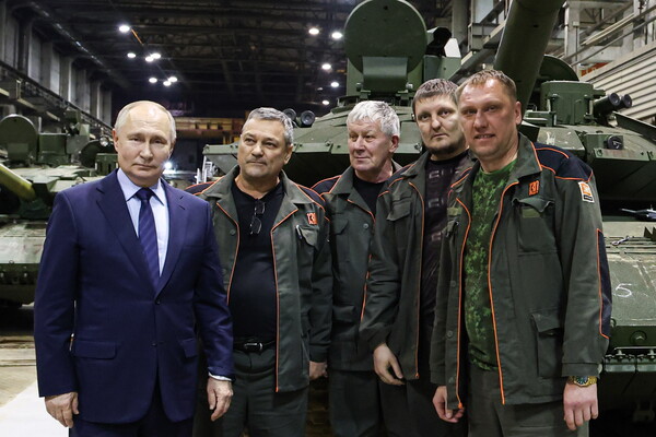 블라디미르 푸틴 러시아 대통령(왼쪽)이 15일(현지시간) 스베르들롭스크주 니즈니 타길에 있는 우랄바곤자보드의 군수기계 공장을 방문해 탱크 제작 공정 노동자들과 만나 함께 포즈를 취했다. 니즈니 타길은 예카테린부르크에서 북쪽으로 125㎞ 떨어져 있다. 2024.02.16. 타스 연합뉴스