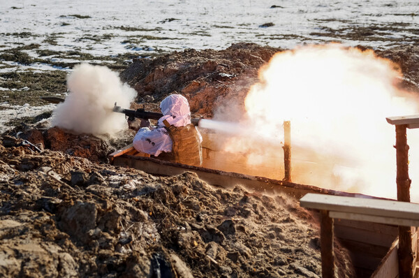 지난달 30일(현지시간) 우크라이나 병사가 전선에서 멀리 떨어진 지토미르에서 로켓추진유탄(RPG) 발사 훈련을 하고 있다. 지토미르는 우크라이나 서북부에 있는 지토미르주의 주도(州都)로 수도 키이우 서쪽에 있다. 2024.1.30. 로이터 연합뉴스