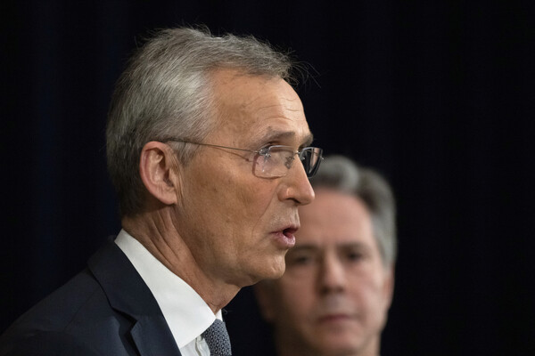 옌스 스톨텐베르그 북대서양조약기구(NATO·나토) 사무총장이 29일(현지시간) 미국 워싱턴 DC의 국무부 청사에서 토니 블링컨 미 국무장관과 함께 공동 기자회견을 하고 있다. 이날 스톨텐베르그 총장은 러시아의 우크라이나 전쟁 승리가 북한과 중국, 이란 등을 대담하게 만들어 무력 사용으로 이어질 가능성을 경고했다. 2024.01.30. AP 연합뉴스