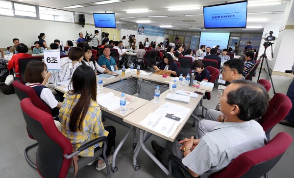 2022학년도 대학 입시의 큰 방향을 결정할 공론화 충청권 시민참여단이 15일 대전 KT연수원에서 모여 공론화 과정에 대해 설명을 듣고 있다. 2018.7.15 연합뉴스