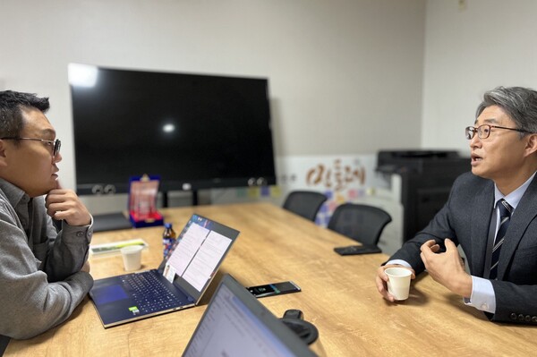 노종면 전 와이티엔(YTN) 기자가 지난 20일 시민언론 민들레 사무실에서 인터뷰를 하고 있다. 2024.2.27. 김성진 기자