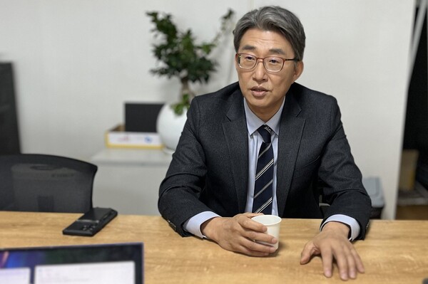 노종면 전 와이티엔(YTN) 기자가 지난 20일 시민언론 민들레 사무실에서 인터뷰를 하고 있다. 2024.2.27. 김성진 기자