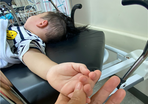 서귀포의료원 응급실에서 엄효미 씨가 아이 손을 잡고 있다. © 엄효미