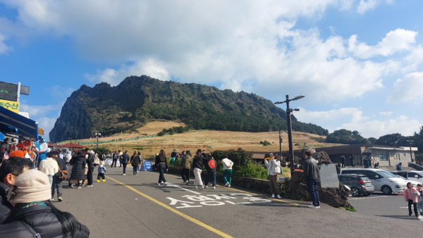 성산일출봉 등산로는 계단으로 돼 있지만 눈비가 올 때는 미끄러지는 낙상 사고 등이 자주 일어난다. © 이봉수