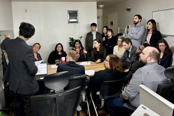 미국 미시간 대학의 나이트-월러스 펠로우십 참가자들이 28일 시민언론 민들레를 방문해 민들레의 창간 배경 등에 대한 설명을 듣고 있다.  2024.2.28