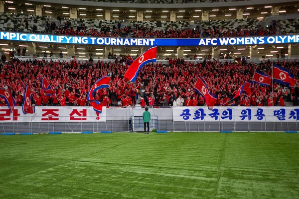 28일 일본 도쿄 국립경기장에서 열린 2024 파리 올림픽 여자축구 최종예선 북한 대 일본 경기에서 총련계 학생과 주민 등으로 구성된 북한 응원단 3000여명이 뜨거운 응원전을 펼치고 있다. 일본은 북한을 2 대 1로 꺾고 본선 진출에 성공했다. 2024.2.28. AFP 연합뉴스 
