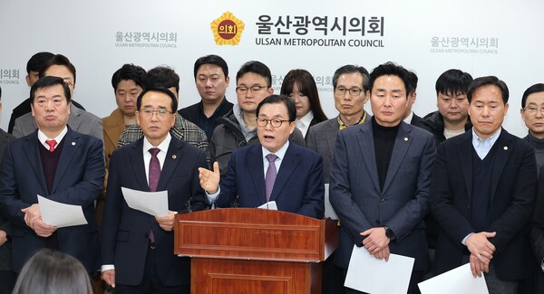 28일 울산시의회 프레스센터에서 국민의힘 이채익 의원이 최근 자신이 4·10 총선 공천에서 현역 컷오프(공천 배제) 대상으로 거론되는 것과 관련해 입장을 밝히는 기자회견을 하고 있다. 2024.2.28. 연합뉴스