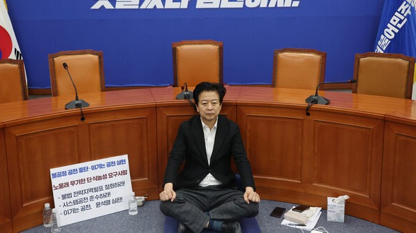 더불어민주당 노웅래 의원이 25일 국회 당 대표 회의실에서 농성을 벌이고 있다.공천관리위원회의 발표에 따라 사실상 '컷오프'된 노 의원은 이곳에서 나흘째 단식 농성 중이다. 2024.2.25. 연합뉴스