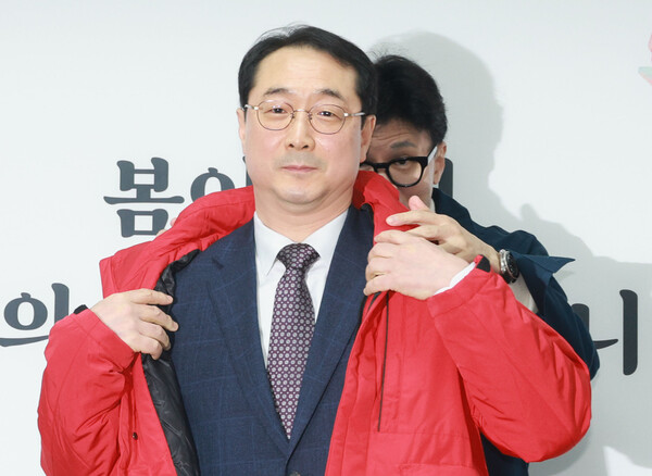 국민의힘 한동훈 비상대책위원장이 29일 오전 서울 여의도 국민의힘 중앙당사에서 열린 국민인재 영입 환영식에서 인재로 영입된 김건 전 외교부 한반도평화교섭본부장에게 당 점퍼를 입혀주고 있다. 2024. 0.2 29. 연합뉴스