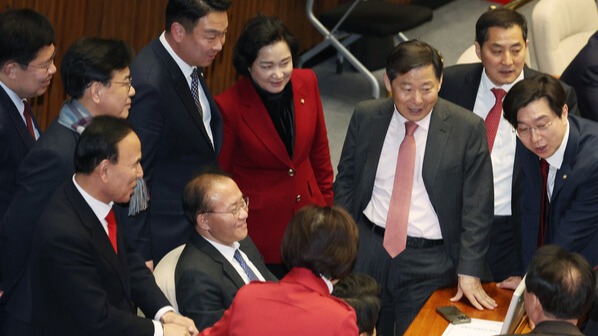 국민의힘 윤재옥 원내대표 등이 29일 국회에서 열린 본회의에서 '쌍특검법' 재표결 결과 발표를 기다리고 있다.쌍특검법은 윤석열 대통령 부인 김건희 여사의 도이치모터스 주가조작 의혹과 대장동 개발사업 '50억 클럽' 뇌물 의혹을 수사할 특별검사를 도입하는 법안으로, 이날 본회의에서 부결됐다.2024.2.29. 연합뉴스