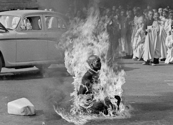 Buddhist monk Thich Quang Duc burns himself to death in the middle of Saigon, Vietnam, on June 11, 1963, in protest  once morest the oppression of God Dinh Diem's ​​government and the suppression of Buddhism.  Photos taken by photojournalist Malcolm Brownie are now being shared without copyright.  Wikipedia