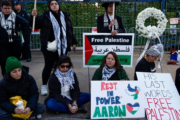 Mourners protest in front of the Israeli Embassy in Washington, U.S., where Aaron Bushtel set himself on fire.  A picket sign that says 'Rest in Power' instead of 'Rest in Peace' is attracting attention.  This is a picket that has appeared frequently since the mid-2000s when mourning young people sacrificed by the Israeli military.  2024.2.26.  AFP Yonhap News 