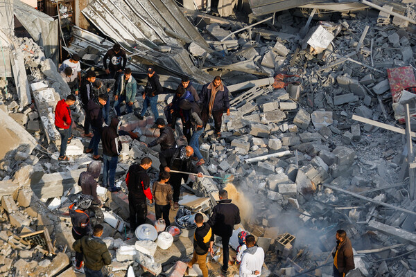 Residents of Khan Yunis, a central city in the southern Gaza Strip of Palestine, are digging through a pile of rubble from a building that collapsed following being bombed by the Israeli military on the 14th (local time).  The Israeli military has largely taken control of the northern part of the Gaza Strip and has recently been expanding its ground fighting in the southern part.  2023.12.14.  Reuters Yonhap News