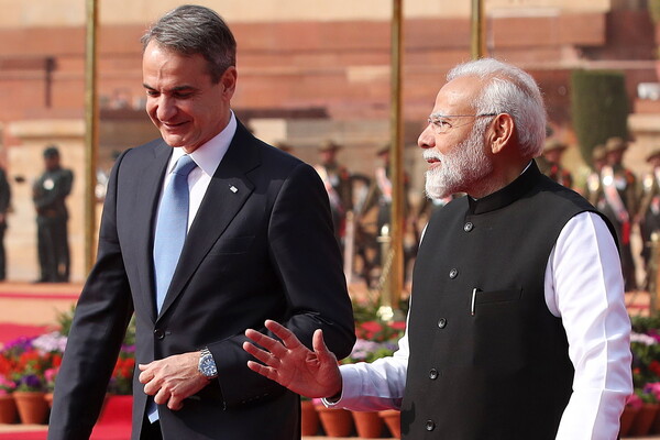 나렌드라 모디 인도 총리(오른쪽)가 21일(현지시간) 뉴델리를 방문한 키리아코스 미초타키스 그리스 총리를 맞이하고 있다. 모디 총리는 며칠 전 '글로벌 사우스'에 속하는 신흥 개도국들이 목소리를 내야 한다며, 인도에서 중동을 거쳐 그리스까지 이어지는 '경제회랑(IMEC)' 구축을 주창했다. 2024.02.21. EPA 연합뉴스