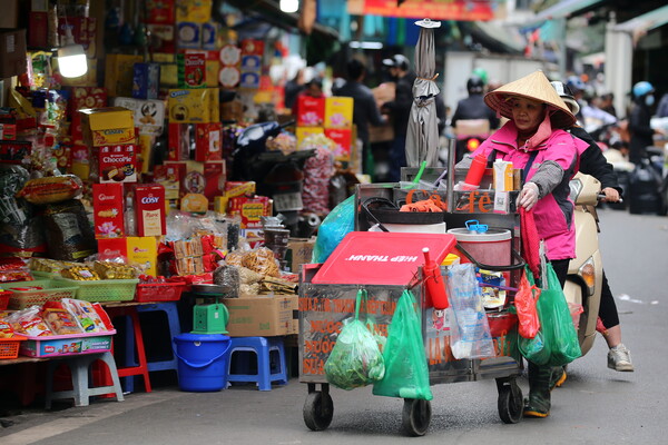 베트남 하노이 거리에서 음식을 파는 상인. S&P 글로벌의 최근 조사에 따르면 베트남 제조업 부문 구매관리자지수(PMI)는 1월 50.3포인트에서 2024년 2월 50.4포인트로 상승했다. 2024.3.1. EPA 연합뉴스
