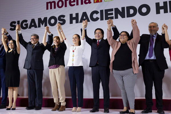 29일 멕시코 멕시코시티에서 여당인 모레나당의 대통령 후보 클라우디아 셰인바움(중앙)이 자신의 캠페인 팀을 소개하고 있다. 2024.2.29. 로이터 연합뉴스