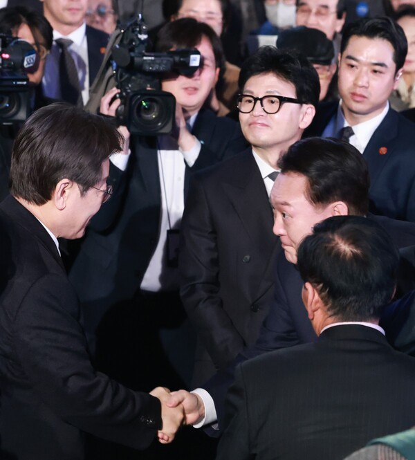  윤석열 대통령이 1일 서울 중구 유관순 기념관에서 열린 제105주년 3·1절 기념식을 마친 뒤 행사장을 나서며 더불어민주당 이재명 대표와 인사하고 있다. 2024. 03.01. 연합뉴스