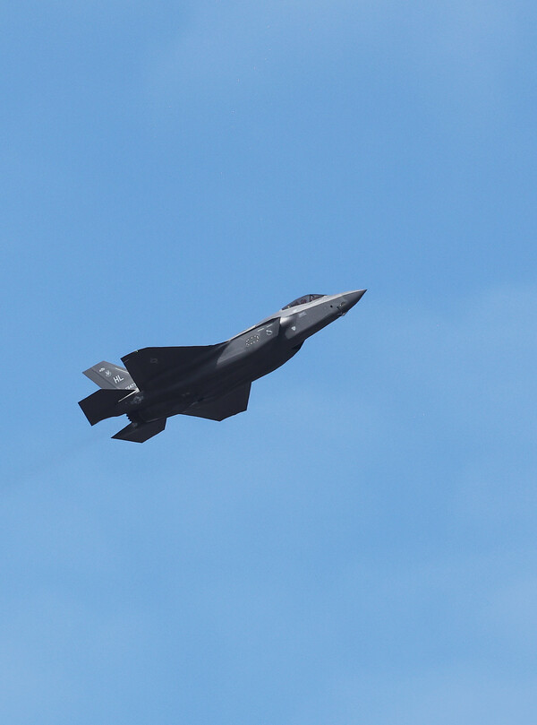 23일 오후 경기도 평택시 주한미공군 오산기지에서 미 공군 F-35A 전투기가 이륙하고 있다.한미 공군은 이날 양국의 5세대 스텔스 전투기 F-35A를 포함해 다수의 전투기가 참가하는 연합공중훈련을 실시했다. 2024.2.23. 연합뉴스