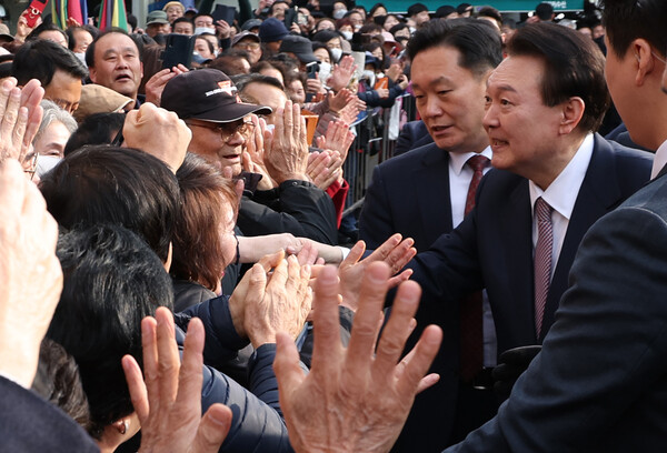 윤석열 대통령이 26일 충남 서산 동부 전통시장을 방문해 시민, 상인들과 인사하고 있다. 2024.2.26. 연합뉴스