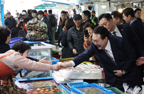 윤석열 대통령이 26일 충남 서산 동부 전통시장을 방문해 상인과 인사하고 있다. 2024.2.26. 연합뉴스