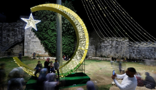 지난해 라마단을 앞두고 예루살렘 구시가지 다마스쿠스의 문 광장에 조성된 라마단 장식. 로이터 연합뉴스  