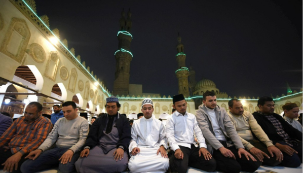 2023년 3월 22일 이집트 카이로의 알아즈하 사원에서 라마단 전야 기도를 올리는 무슬림들. 2023.3.22. 로이터 연합뉴스