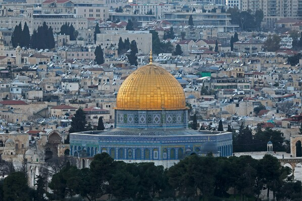 예루살렘 구시가지. 황금색 지붕 건물이 아브라함이 이삭을 바친 제단 위에 세워진 '바위의 돔'으로 불리는 알아크사 사원이다. AFP 연합뉴스  