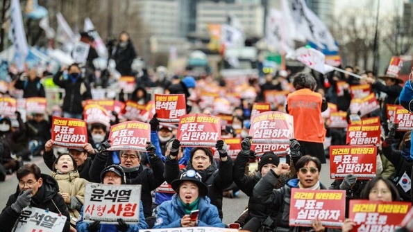 2일 오후 서울 시청~숭례문 구간에서 79차 '윤석열 퇴진! 김건희 특검!' 촛불대행진이 열리고 있다.2024.3.2. 사진작가 이호