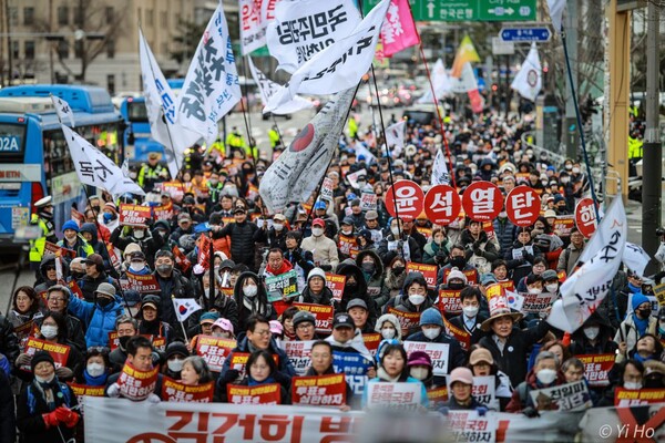 2일 오후 열린 79차 '윤석열 퇴진! 김건희 특검' 촛불대행진에 참여한 시민들이 서울 도심을 행진하고 있다. 2024.3.2. 사진작가 이호