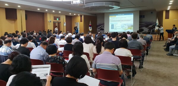 2018년 8월 29일 울산시청에서 울산시립미술관 건립 공론화를 위한 시민토론회가 열리고 있다.2018.8.29 연합뉴스