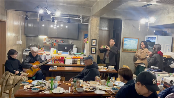 한미리스쿨 ‘작은 음악회’에서 김창남 교수가 9살 때 부른 최희준의 ‘하숙생’과 ‘종점’을 다시 부르고 있다. © 최하정