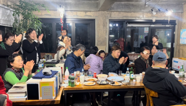 ‘작은 음악회’ 잠석자들이 신나게 동요 메들리를 합창하고 있다. © 최하정